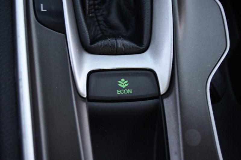 Honda Accord Sedan Vehicle Full-screen Gallery Image 24