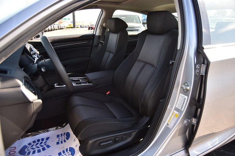 Honda Accord Sedan Vehicle Full-screen Gallery Image 27