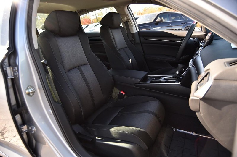 Honda Accord Sedan Vehicle Full-screen Gallery Image 28