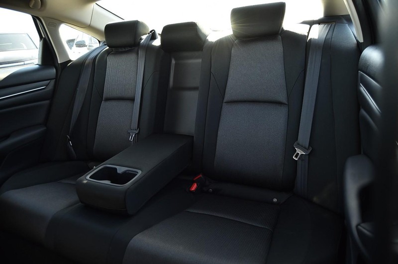 Honda Accord Sedan Vehicle Full-screen Gallery Image 30