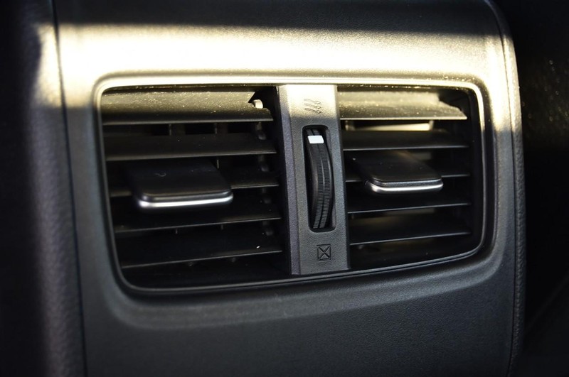 Honda Accord Sedan Vehicle Full-screen Gallery Image 31