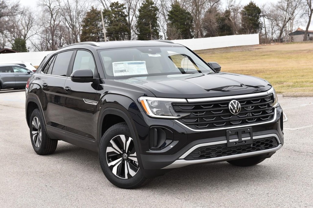 Volkswagen Atlas Cross Sport Vehicle Full-screen Gallery Image 2