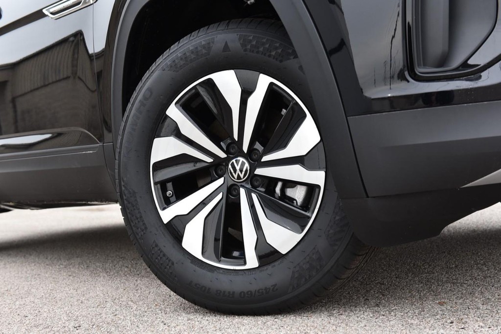 Volkswagen Atlas Cross Sport Vehicle Full-screen Gallery Image 3