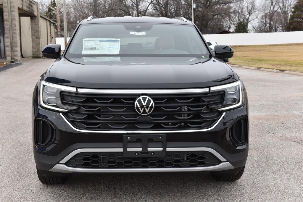 Volkswagen Atlas Cross Sport Vehicle Full-screen Gallery Image 4
