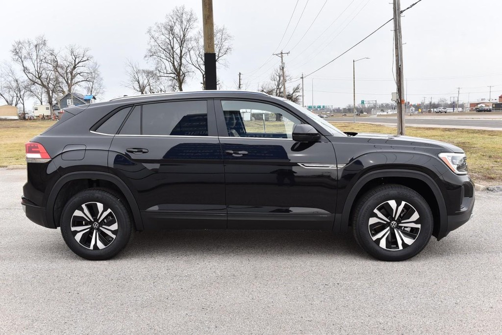 Volkswagen Atlas Cross Sport Vehicle Full-screen Gallery Image 5