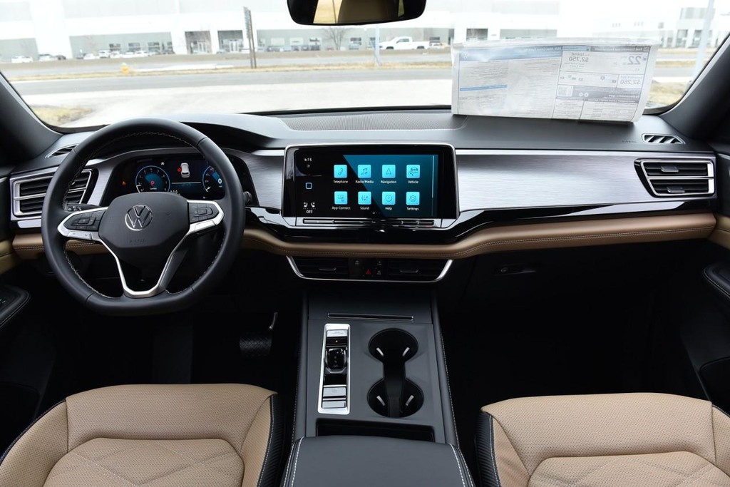 Volkswagen Atlas Cross Sport Vehicle Full-screen Gallery Image 7