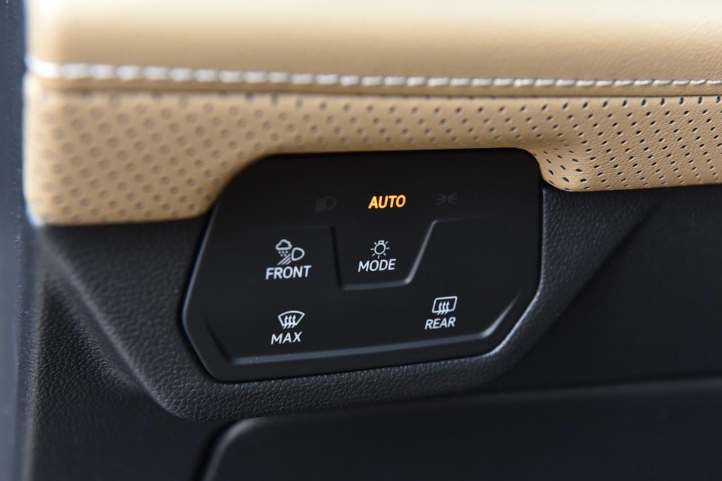 Volkswagen Atlas Cross Sport Vehicle Full-screen Gallery Image 10