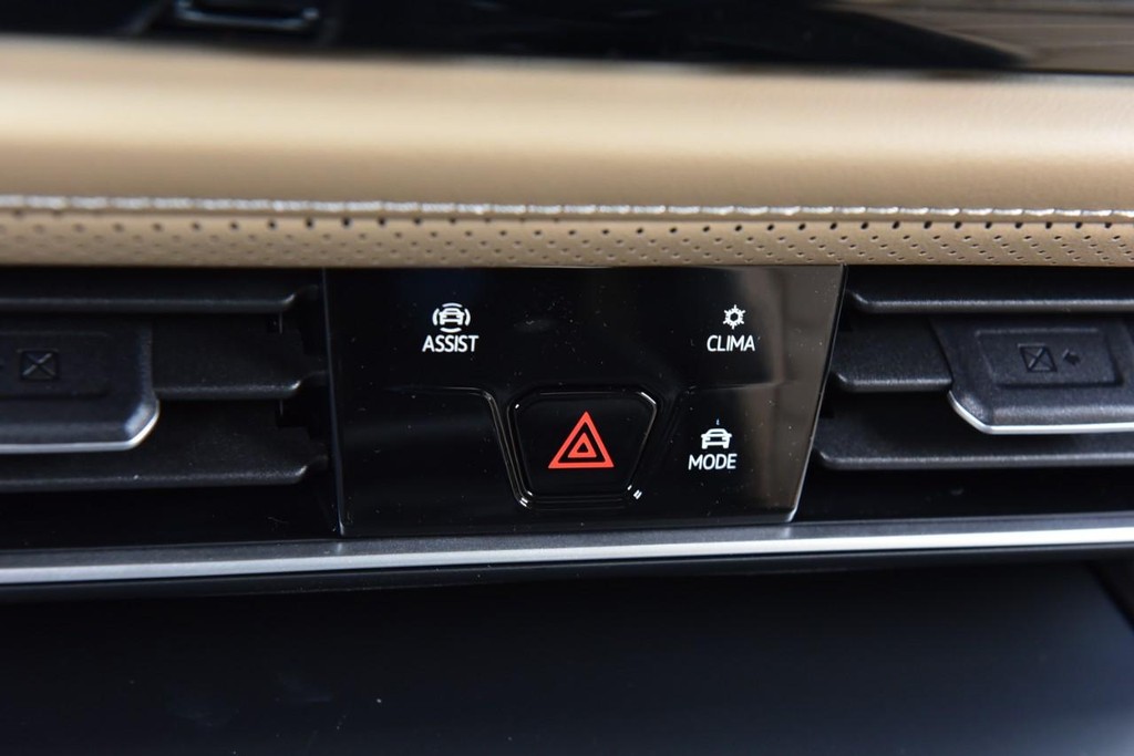 Volkswagen Atlas Cross Sport Vehicle Full-screen Gallery Image 14