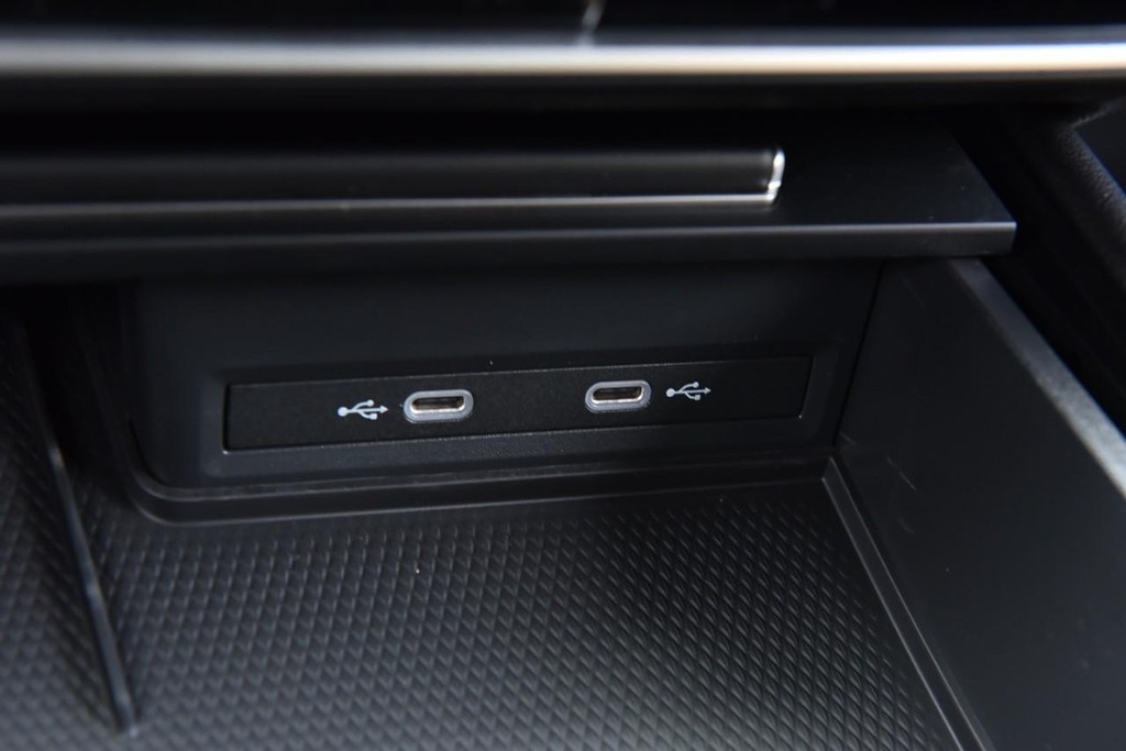 Volkswagen Atlas Cross Sport Vehicle Full-screen Gallery Image 15