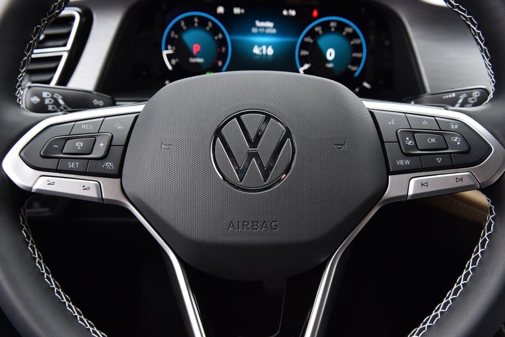 Volkswagen Atlas Cross Sport Vehicle Full-screen Gallery Image 17