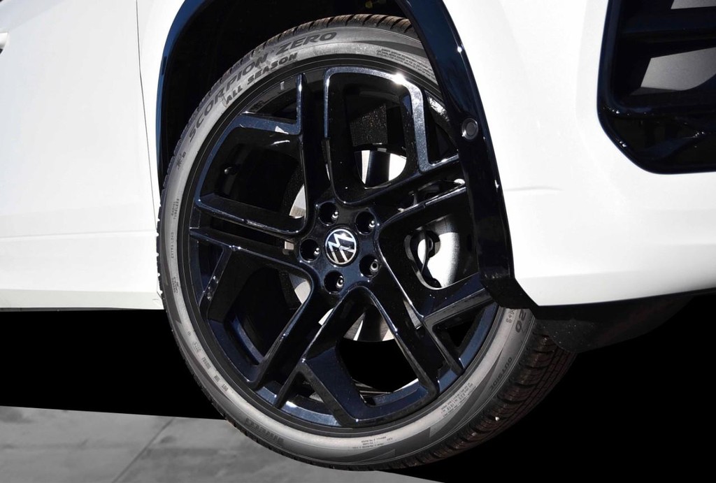 Volkswagen Tiguan Vehicle Full-screen Gallery Image 3