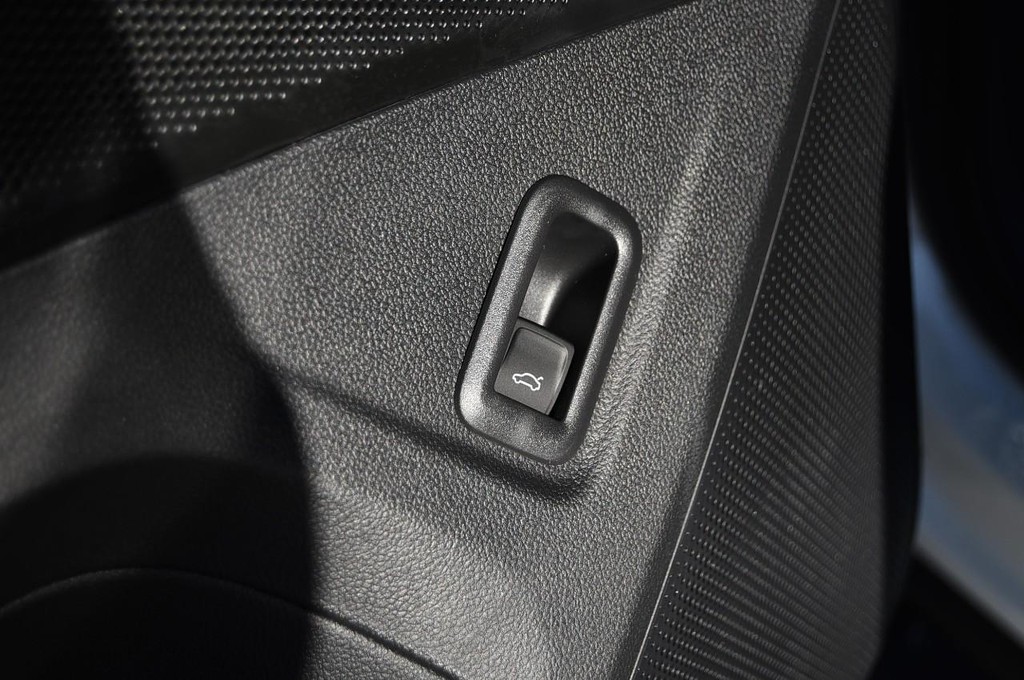 Volkswagen Tiguan Vehicle Full-screen Gallery Image 9