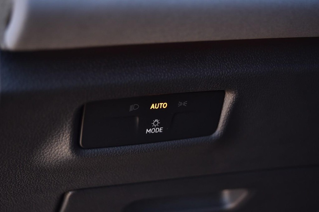 Volkswagen Tiguan Vehicle Full-screen Gallery Image 11