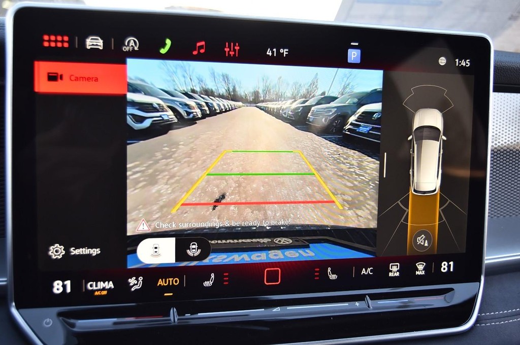 Volkswagen Tiguan Vehicle Full-screen Gallery Image 13