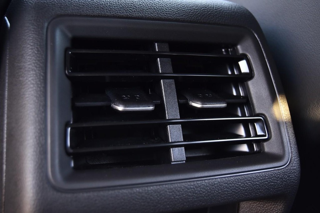 Volkswagen Tiguan Vehicle Full-screen Gallery Image 22