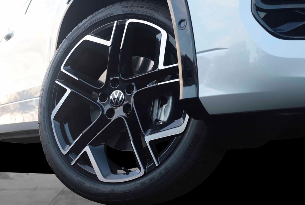 Volkswagen Tiguan Vehicle Full-screen Gallery Image 3