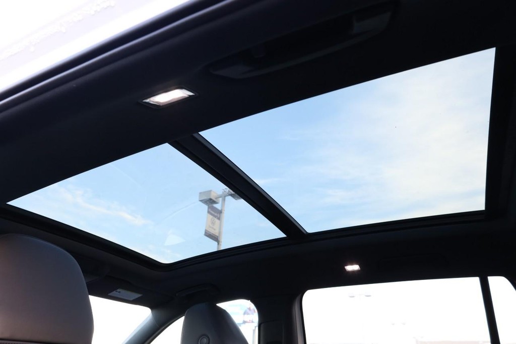 Volkswagen Tiguan Vehicle Full-screen Gallery Image 9