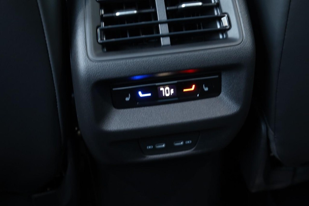 Volkswagen Tiguan Vehicle Full-screen Gallery Image 24