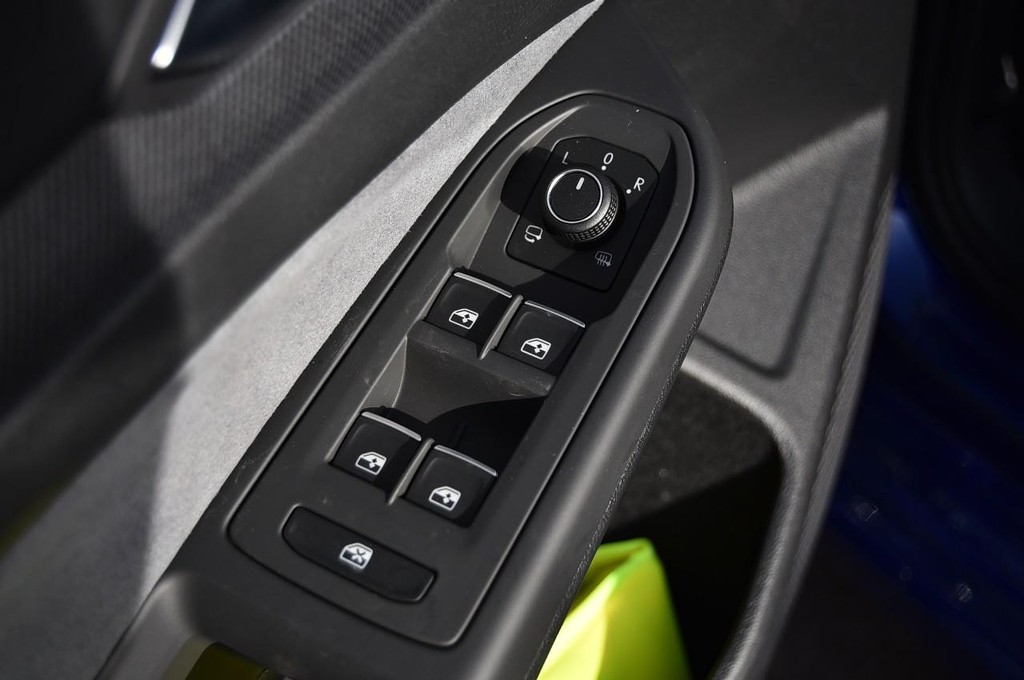 Volkswagen Golf R Vehicle Full-screen Gallery Image 8