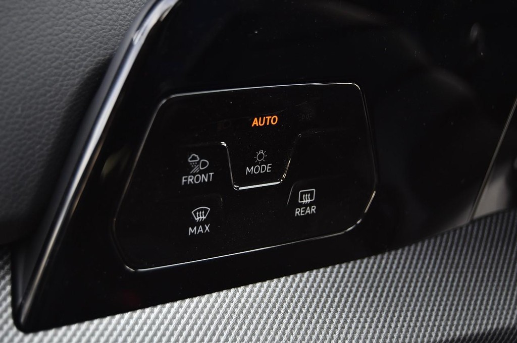 Volkswagen Golf R Vehicle Full-screen Gallery Image 10