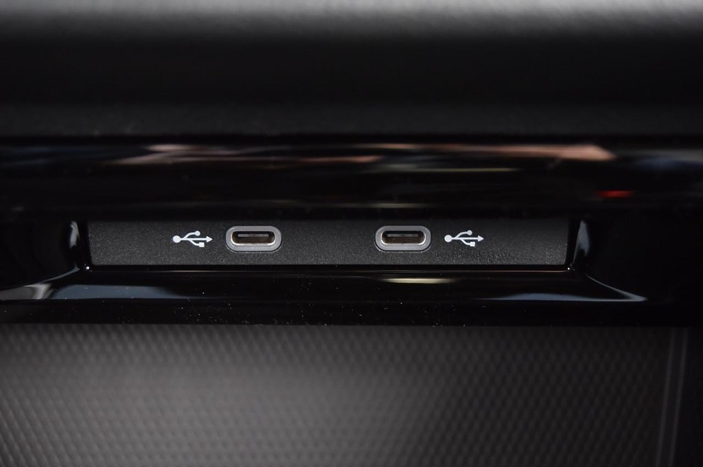 Volkswagen Golf R Vehicle Full-screen Gallery Image 16