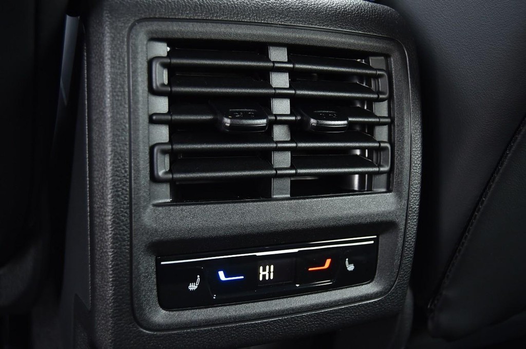 Volkswagen Golf R Vehicle Full-screen Gallery Image 22