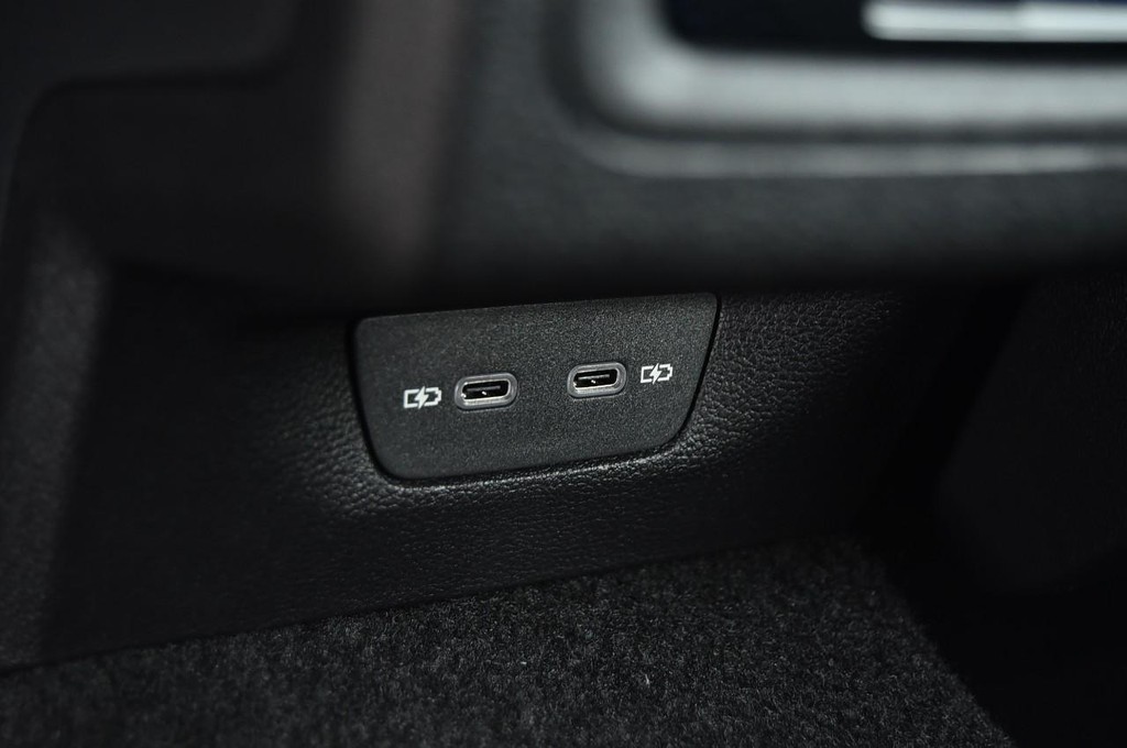 Volkswagen Golf R Vehicle Full-screen Gallery Image 23