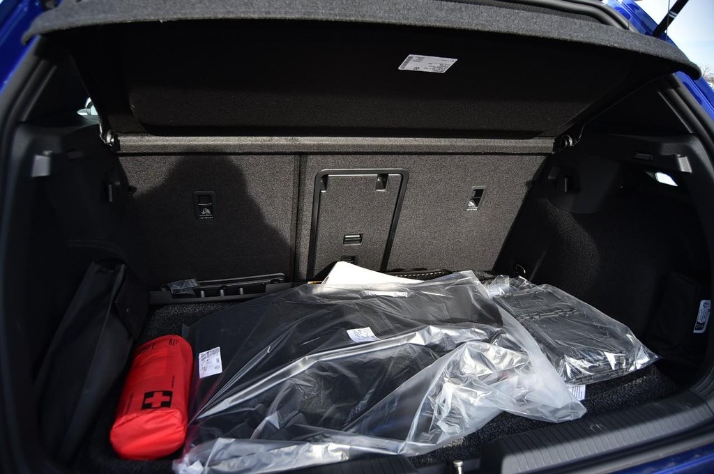 Volkswagen Golf R Vehicle Full-screen Gallery Image 24