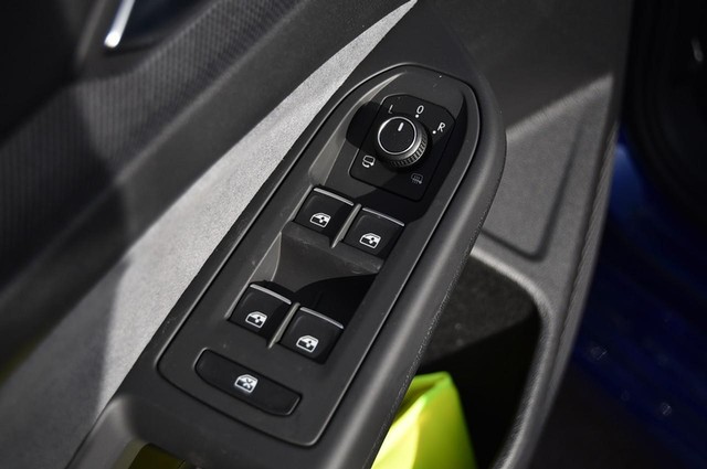 Volkswagen Golf R Vehicle Image 08