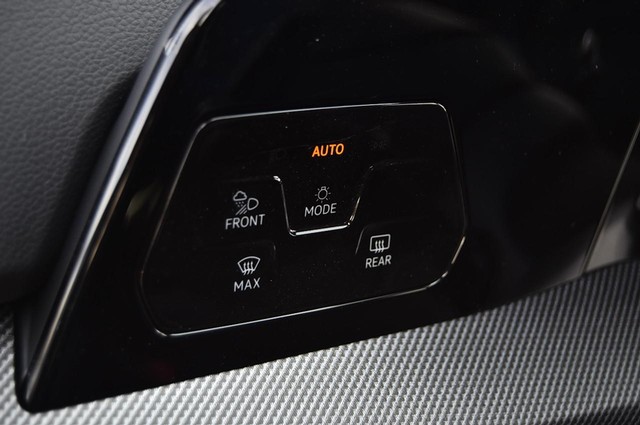 Volkswagen Golf R Vehicle Image 10