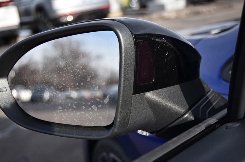 Volkswagen Golf R Vehicle Image 09