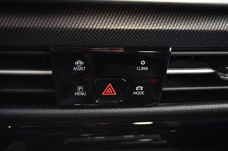 Volkswagen Golf R Vehicle Image 15