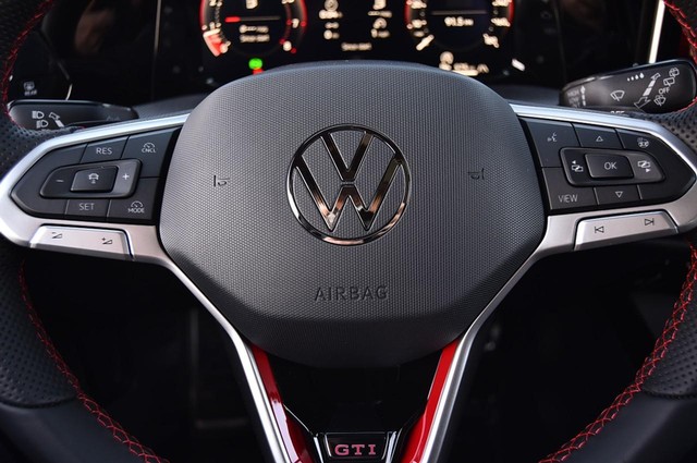 Volkswagen Golf GTI Vehicle Image 18