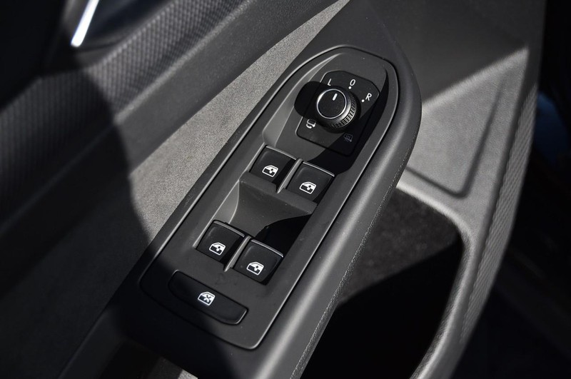 Volkswagen Golf GTI Vehicle Image 08