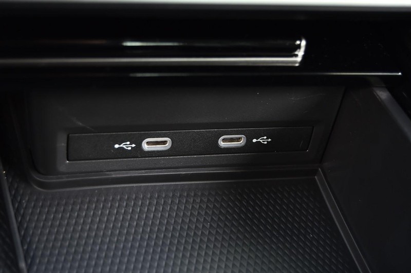 Volkswagen Atlas Vehicle Full-screen Gallery Image 16