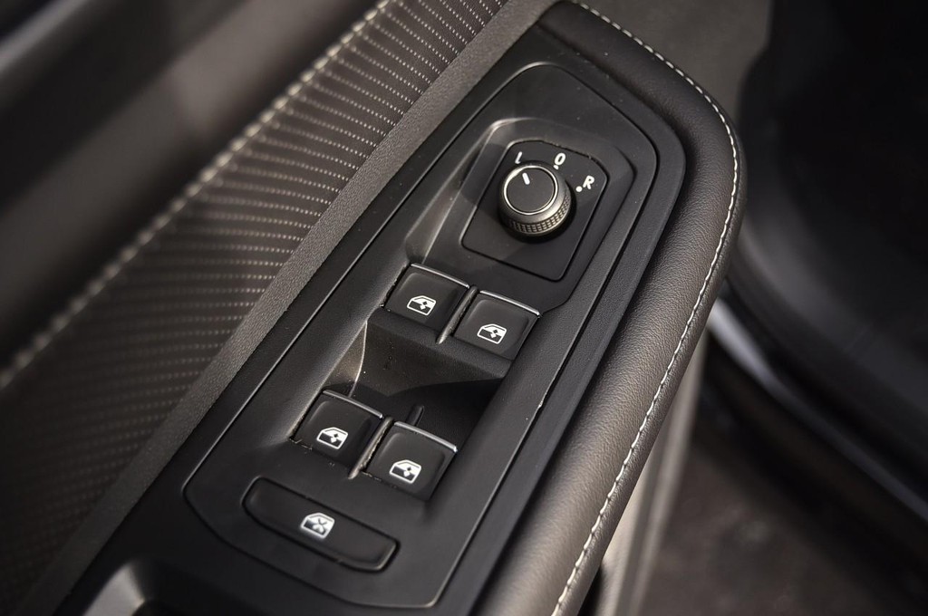 Volkswagen Atlas Cross Sport Vehicle Full-screen Gallery Image 8