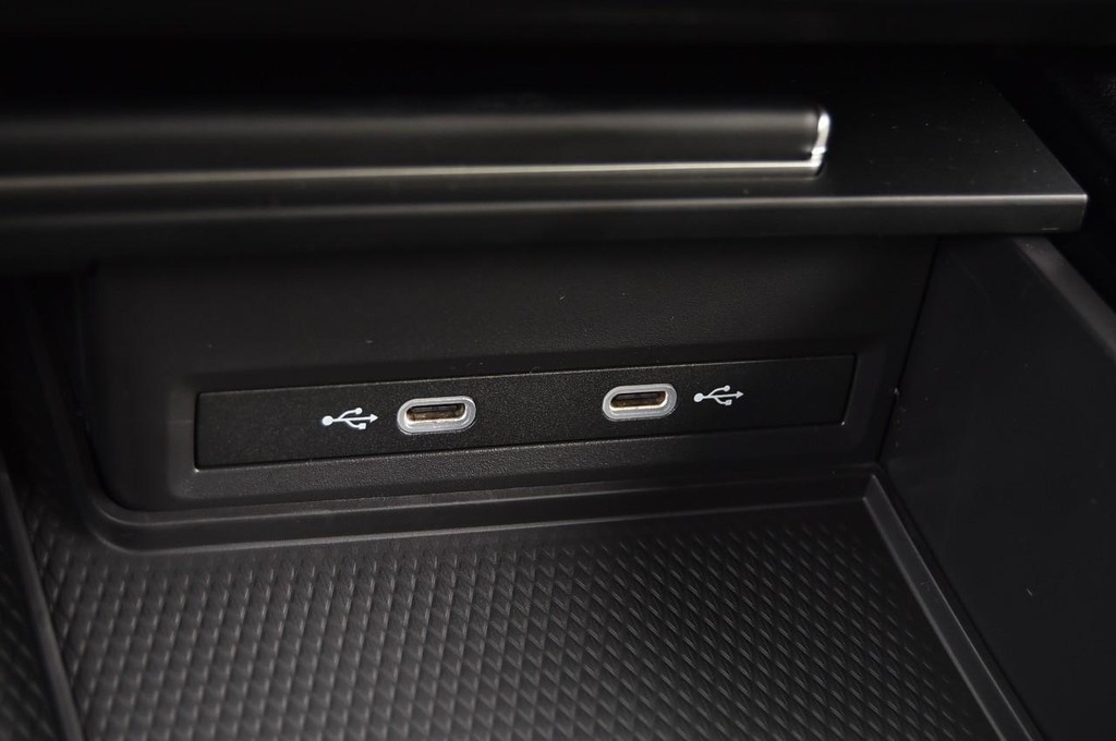 Volkswagen Atlas Cross Sport Vehicle Full-screen Gallery Image 15