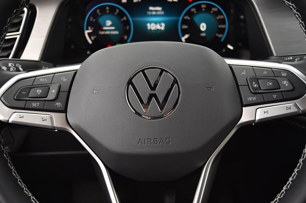 Volkswagen Atlas Cross Sport Vehicle Full-screen Gallery Image 17