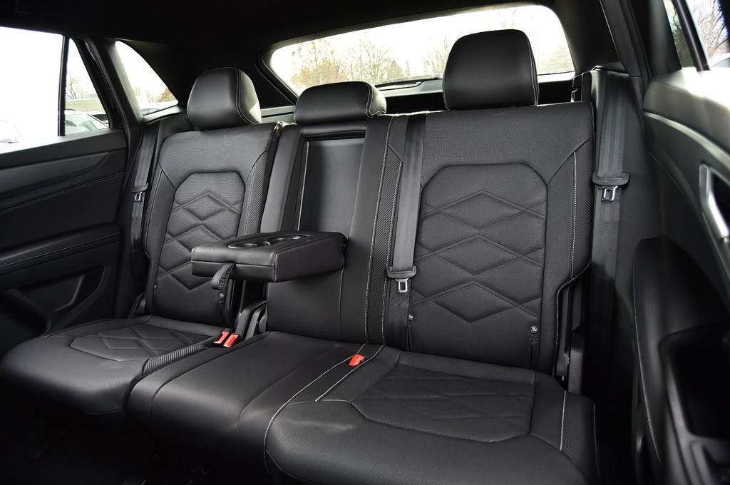 Volkswagen Atlas Cross Sport Vehicle Full-screen Gallery Image 20