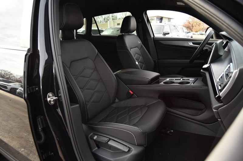 Volkswagen Atlas Cross Sport Vehicle Image 19