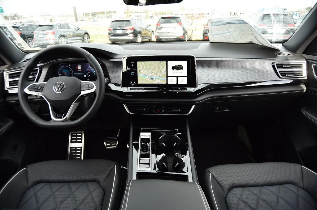 Volkswagen Atlas Cross Sport Vehicle Full-screen Gallery Image 7