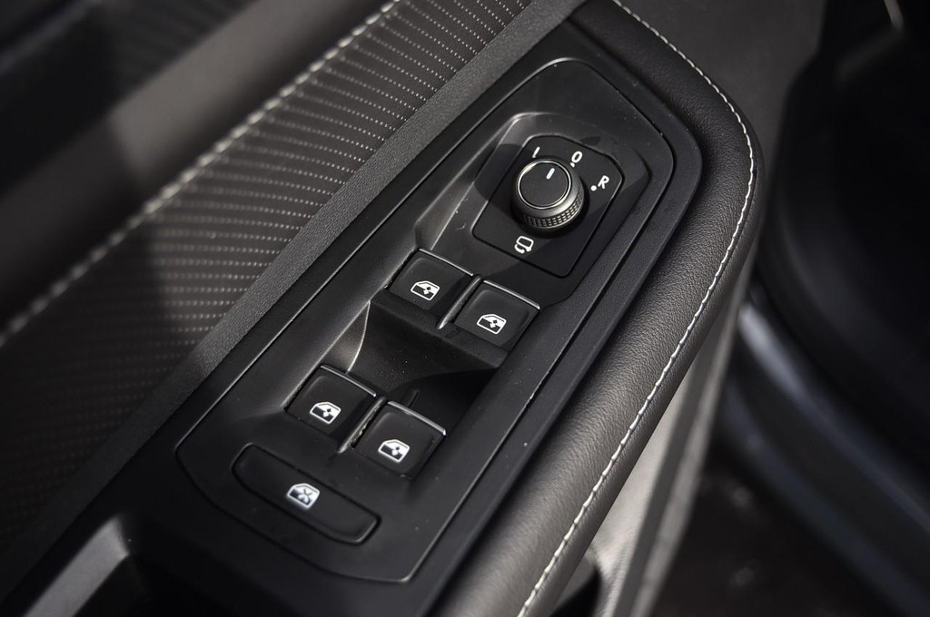 Volkswagen Atlas Cross Sport Vehicle Full-screen Gallery Image 8