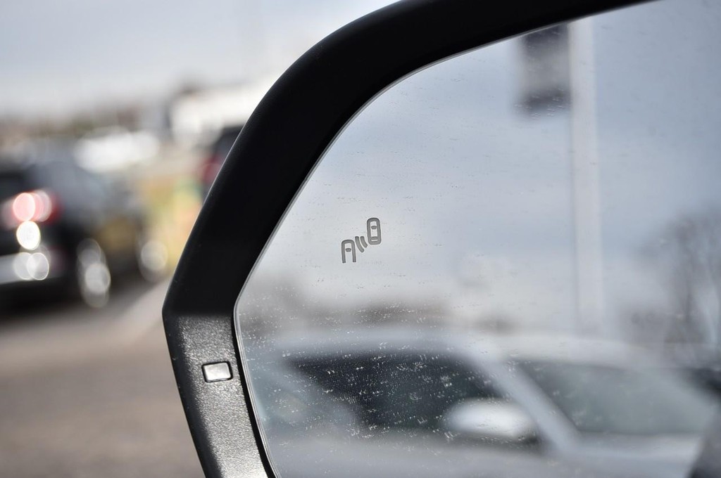 Volkswagen Atlas Cross Sport Vehicle Full-screen Gallery Image 10