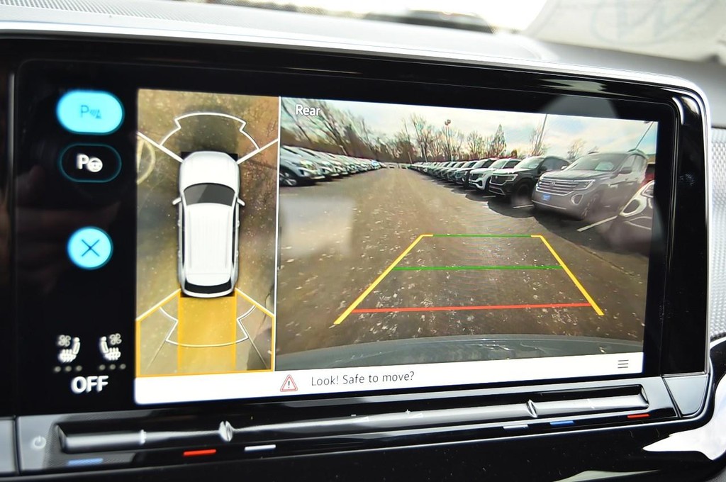 Volkswagen Atlas Cross Sport Vehicle Full-screen Gallery Image 13