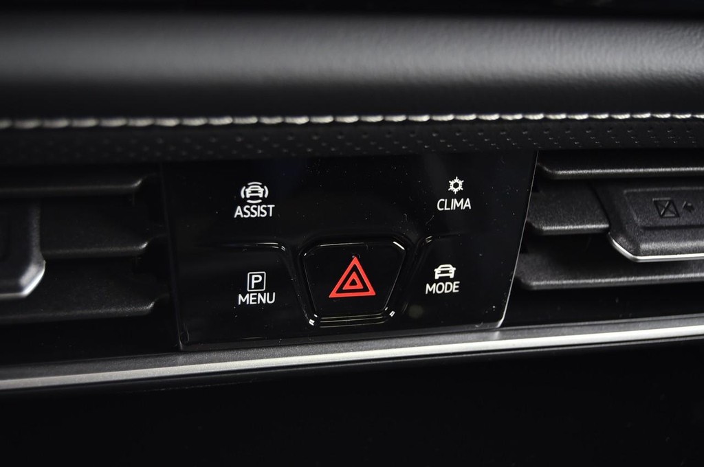 Volkswagen Atlas Cross Sport Vehicle Full-screen Gallery Image 15