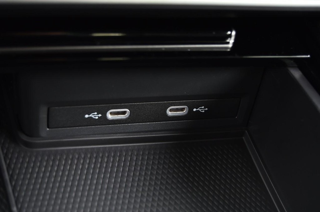 Volkswagen Atlas Cross Sport Vehicle Full-screen Gallery Image 16