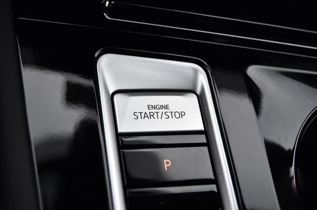 Volkswagen Atlas Cross Sport Vehicle Full-screen Gallery Image 17