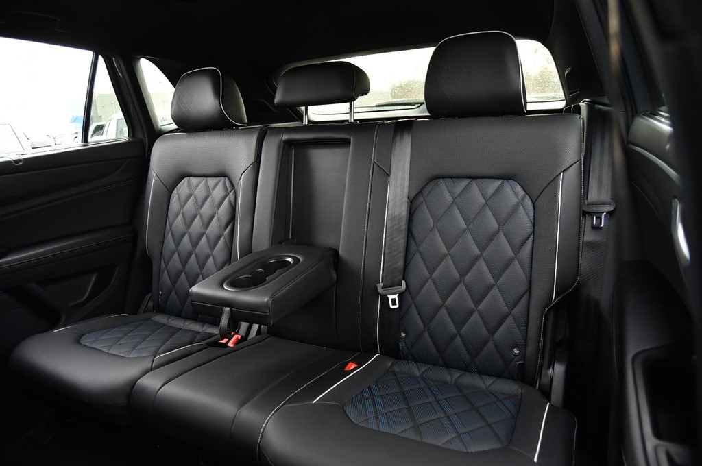 Volkswagen Atlas Cross Sport Vehicle Full-screen Gallery Image 22