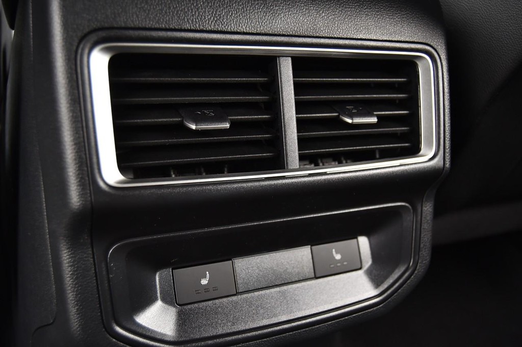 Volkswagen Atlas Cross Sport Vehicle Full-screen Gallery Image 23