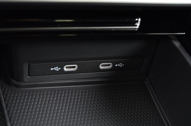 Volkswagen Atlas Cross Sport Vehicle Image 16